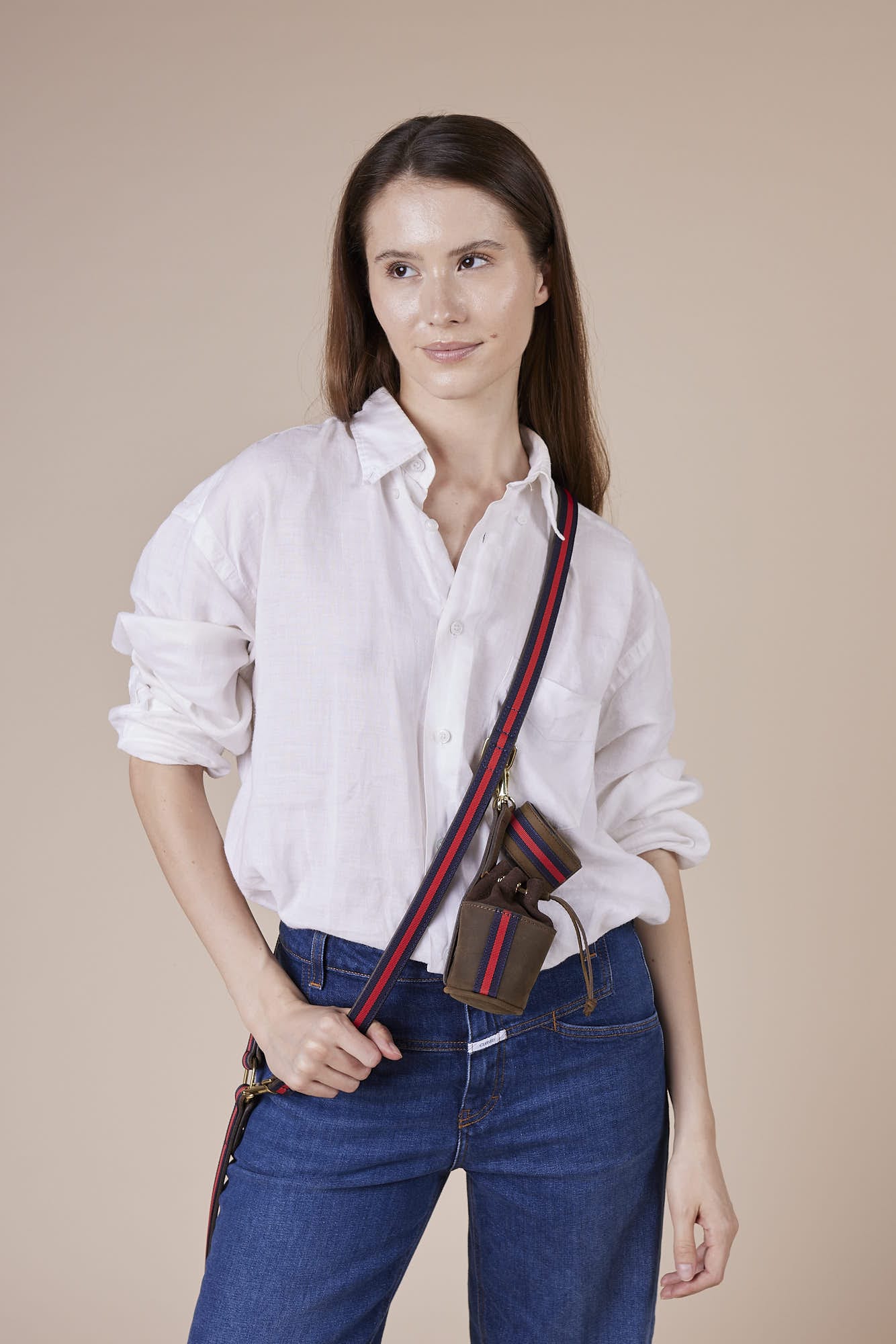 Frau trägt das Charles Walking Set von William Walker aus Leder in braun rot und blau. Das Set besteht aus Hundeleine, Kotbeutelspender, Leckerlibeutel
